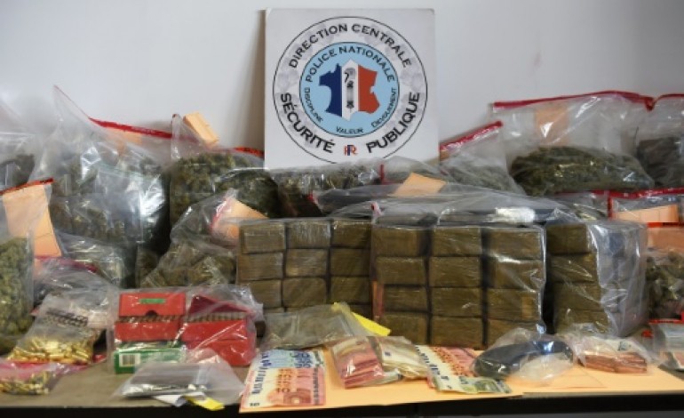 Ivry-sur-Seine (AFP). Saisie record de cannabis: Hollande espère un coup fatal porté au trafic de drogue