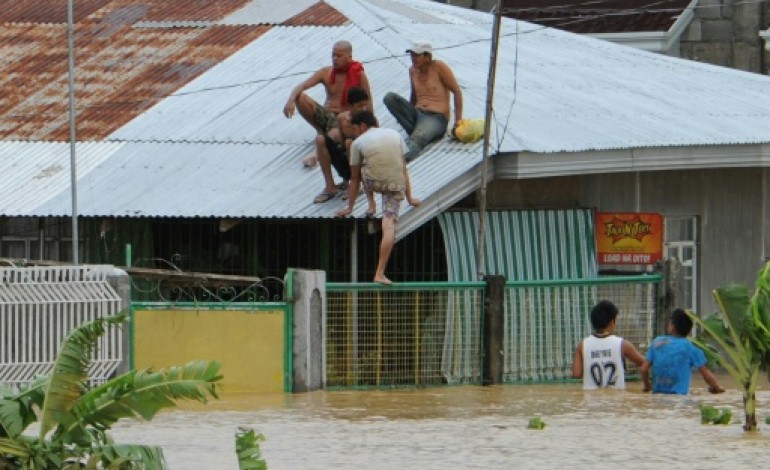jaen (Philippines) (AFP). Philippines: le typhon Koppu contraint les habitants à grimper sur les toits 