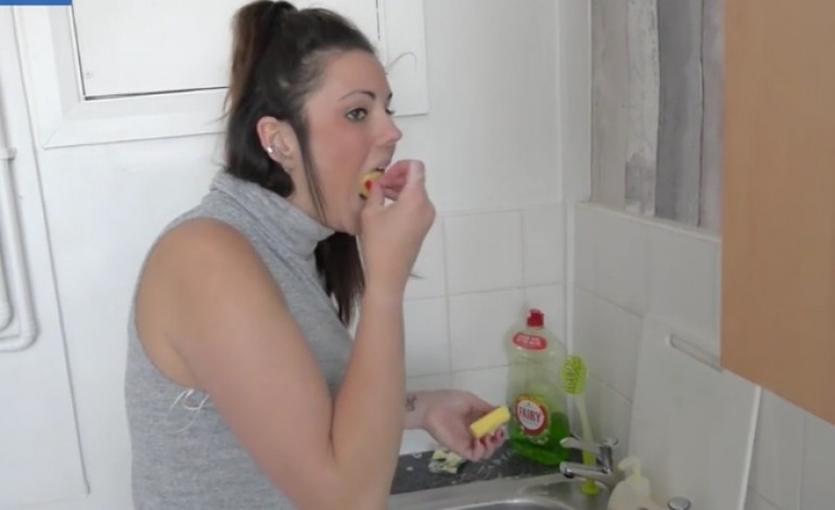 VIDEO - L'illuminée du jour : Elle mange une vingtaine d'éponge par jour.