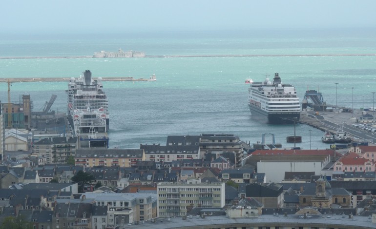 Le plus gros paquebot du monde à Cherbourg en 2016