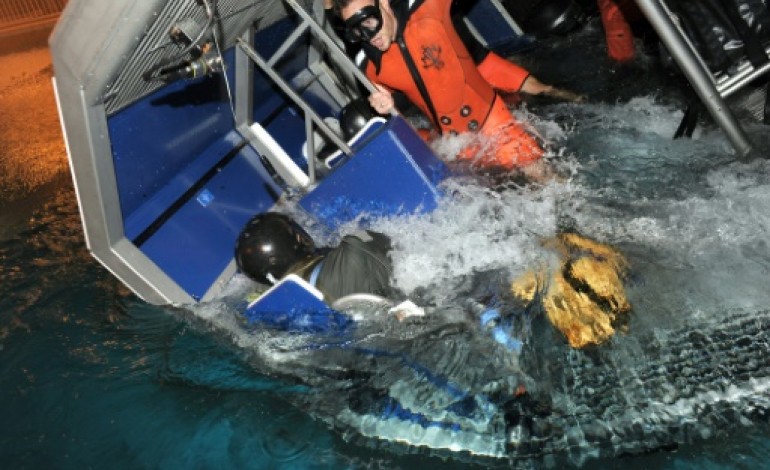 Lanvéoc-Poulmic (France) (AFP). Dans le Finistère, on s'entraîne à survivre à un crash en mer