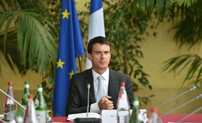 Paris (AFP). Valls fait son mea culpa sur la hausse des impôts du début du quinquennat