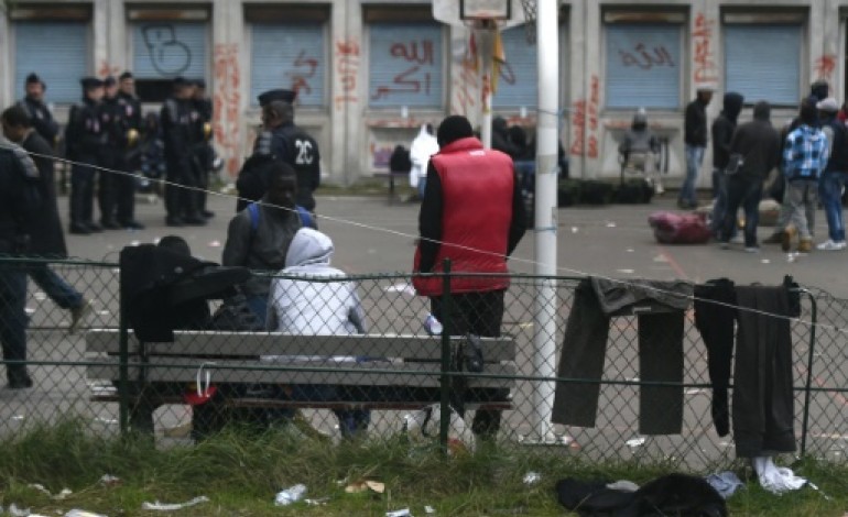 Paris (AFP). Evacuation du dernier grand campement de migrants à Paris