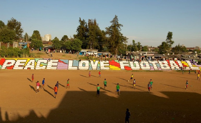 Deux Caennais repeignent un stade de football en Éthiopie