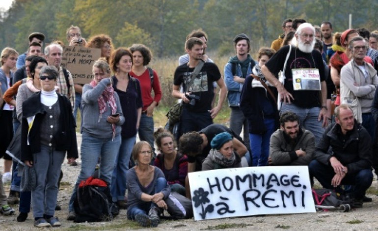 Lisle-sur-Tarn (France) (AFP). Rémi Fraisse: un an après sa mort, hommage appuyé de centaines de personnes 