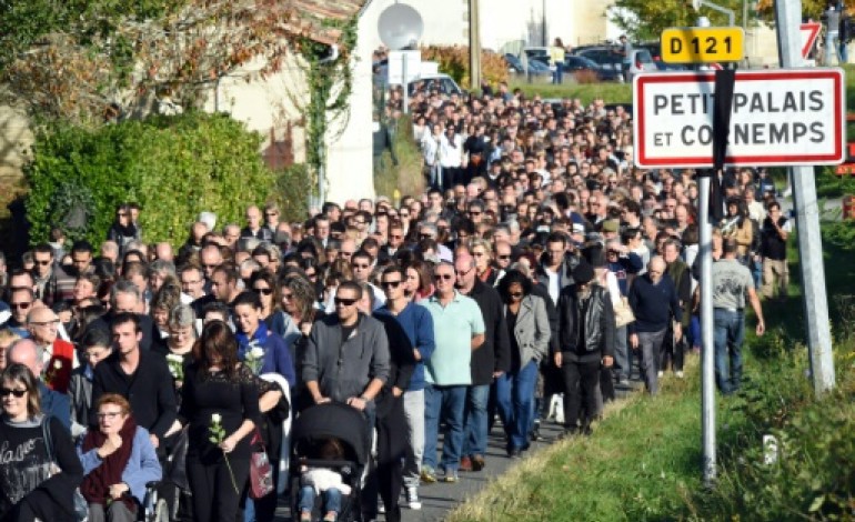 Petit-Palais-et-Cornemps (France) (AFP). Collision à Puisseguin: à Petit-Palais, 5.000 personnes rendent hommage aux victimes
