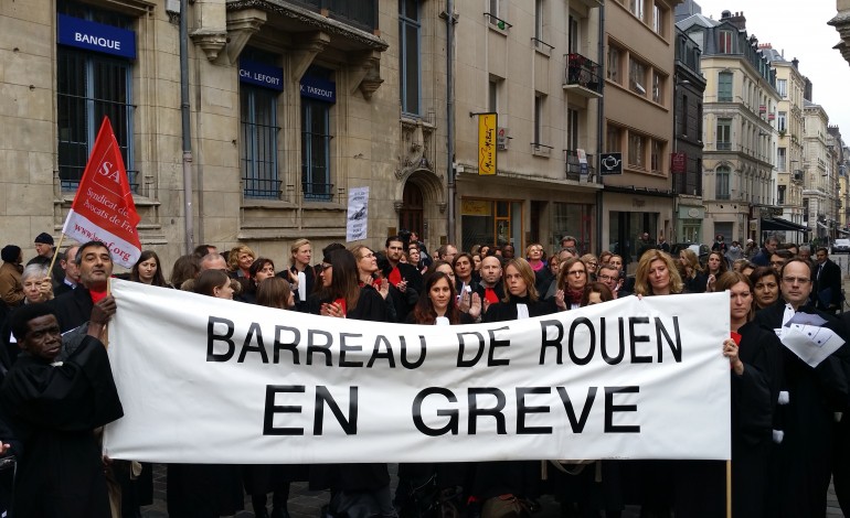 A Rouen, les avocats en grève se rassemblent devant le Palais de Justice