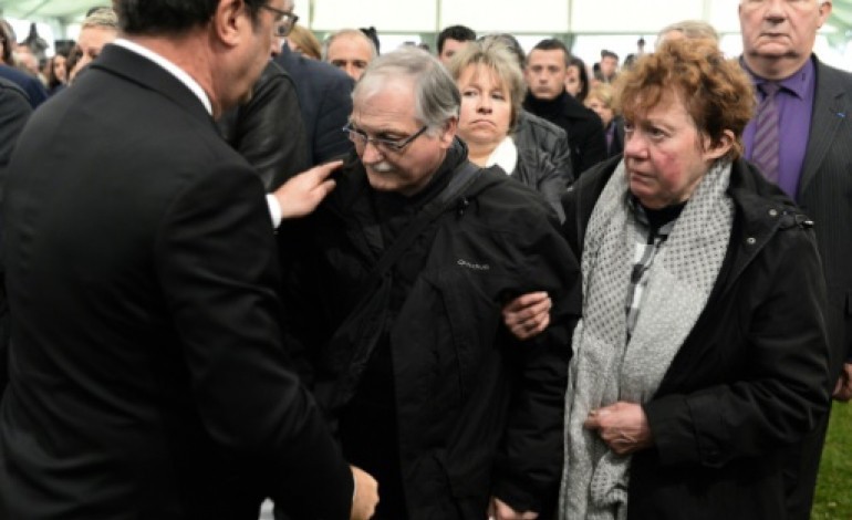 Petit-Palais-et-Cornemps (France) (AFP). Accident de car: Votre douleur est la nôtre, assure Hollande aux familles