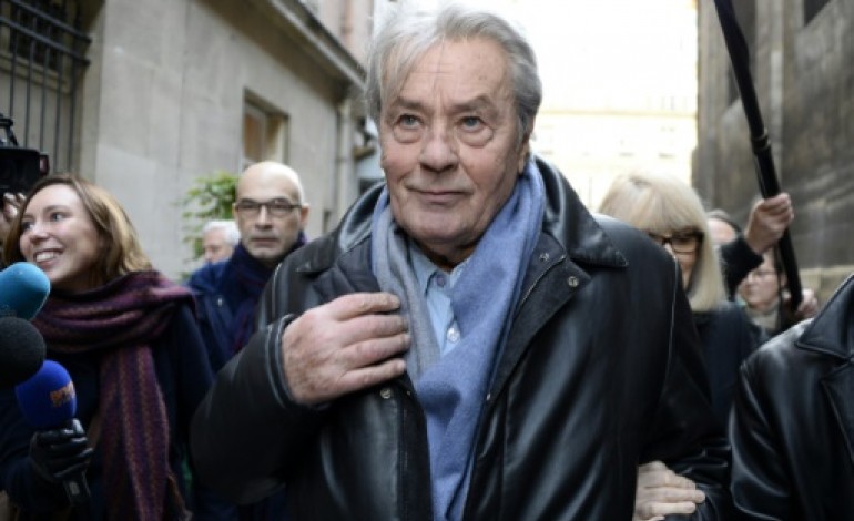Paris (AFP). Race blanche: Alain Delon prend la défense de Nadine Morano