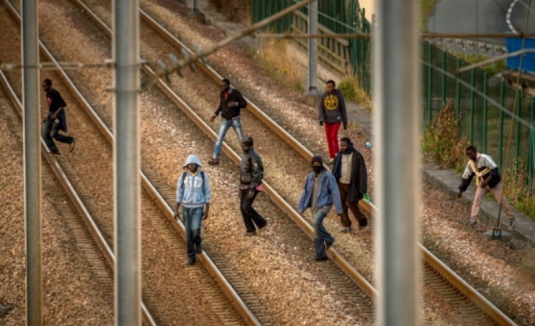 Paris (AFP). Calais: Cazeneuve affirme qu'aucun migrant ne passe depuis le 25 octobre