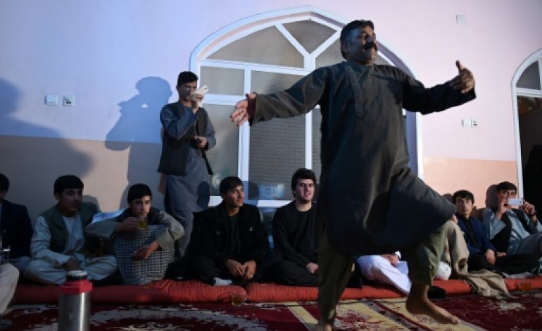 KHOJA PAYTAKHT (Afghanistan) (AFP). En Afghanistan, les noceurs à la fête pour conjurer le spectre des talibans