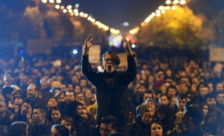 Bucarest (AFP). Roumanie: environ 30.000 jeunes dans la rue malgré la démission du gouvernement