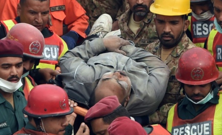 Lahore (Pakistan) (AFP). Usine effondrée au Pakistan: peu d'espoir de trouver des survivants 