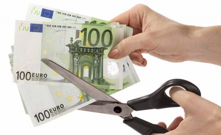 Mamie déchire 1 million d'euros en petites coupures