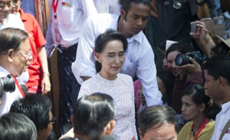 Rangoun (AFP). Birmanie: le parti d'Aung San Suu Kyi remporte 15 des 16 premiers sièges de députés annoncés