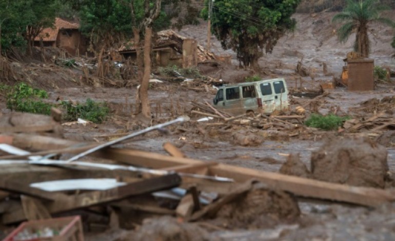 Mariana (Brésil) (AFP). Brésil: Jésus aide-moi, a imploré l'enfant englouti par la boue à Mariana