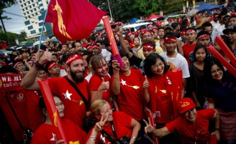 Rangoun (AFP). Réveille-toi, Birmanie!: chants de victoire contre silence radio