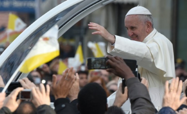 Prato (Italie) (AFP). Le pape, en visite à Prato, plaide pour un travail digne 