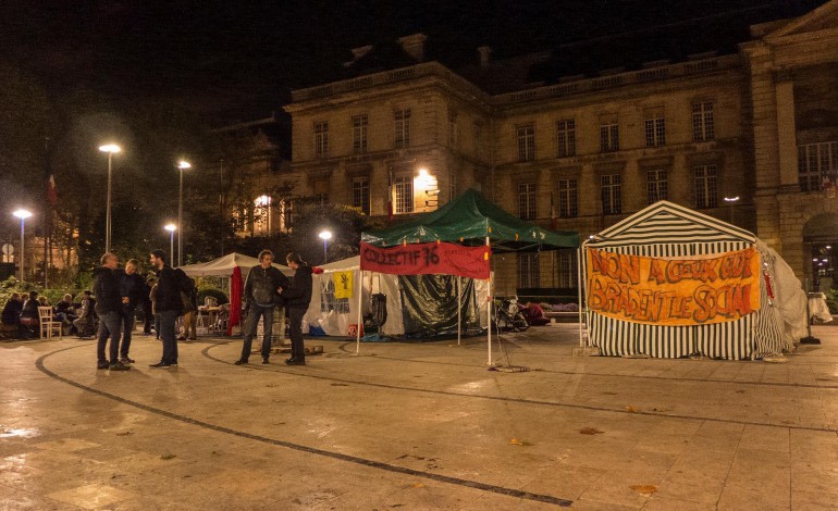 Un campement de sans-abri devant la mairie de Rouen