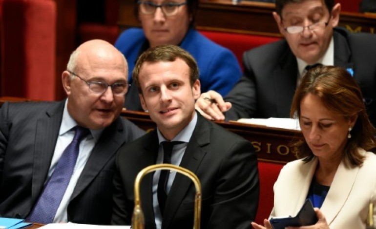 Paris (AFP). Paye des fonctionnaires, loi Evin, Fillon: Macron égratigne à gauche et à droite