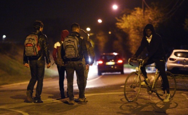 Calais (AFP). Jungle à Calais: nuit bien plus calme que les deux précédentes