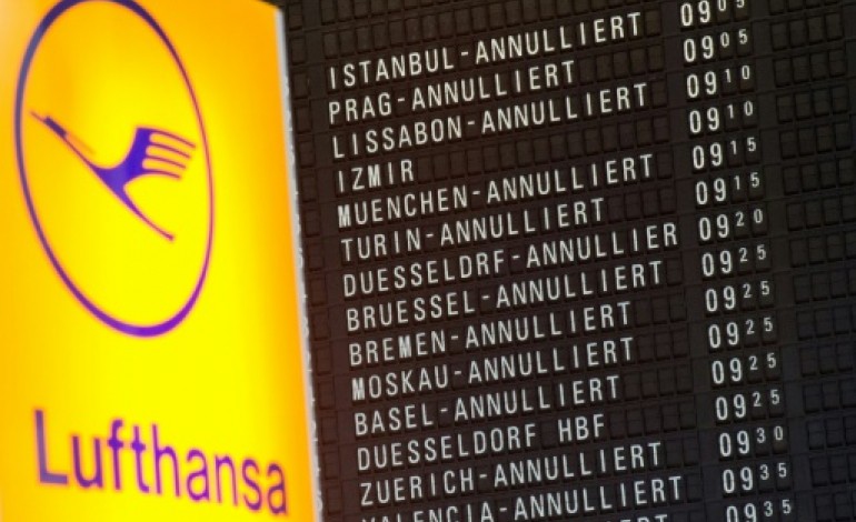 Francfort (AFP). Lufthansa s'enlise dans son conflit avec hôtesses et stewards, annule presque 1.000 vols