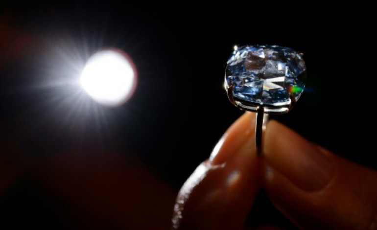 Genève (AFP). Enchères : prix record pour le diamant Blue Moon à 40 millions d'euros