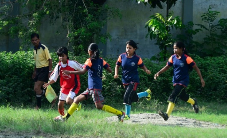 Kolsindur (Bangladesh) (AFP). Au Bangladesh, une équipe de filles la joue comme Beckham