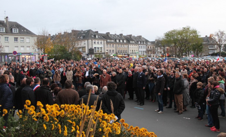 Attentats. VIDEO, Un millier de personnes rend hommage aux victimes à Saint-Lô