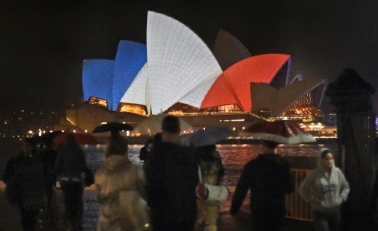 Paris (AFP). Le monde affiche son soutien à la France, touchée au coeur par les attentats