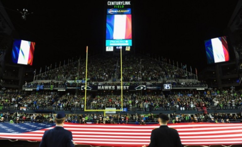 Washington (AFP). Les drapeaux américains en berne après les attentats de Paris