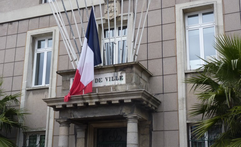 Attentats. Minute de silence et registres en mairie de Cherbourg