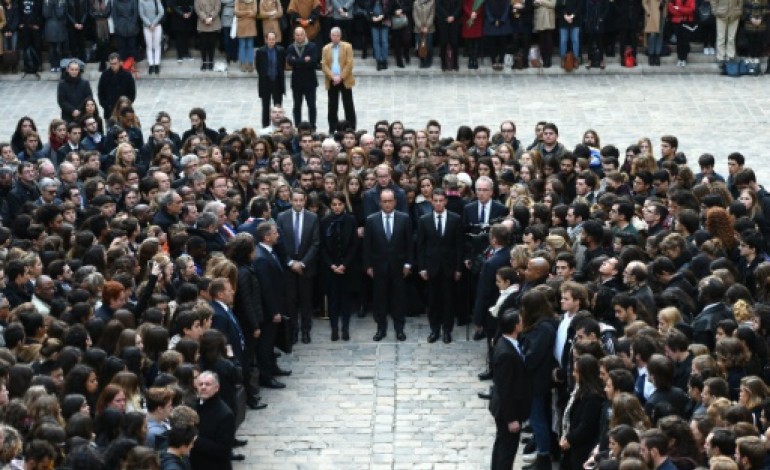 Paris (AFP). Minute de silence dans toute la France en hommage aux victimes