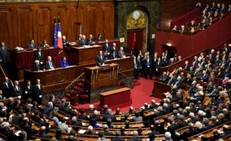 Paris (AFP). Attentats: l'exécutif veut réviser la Constitution pour créer un régime civil d'état de crise