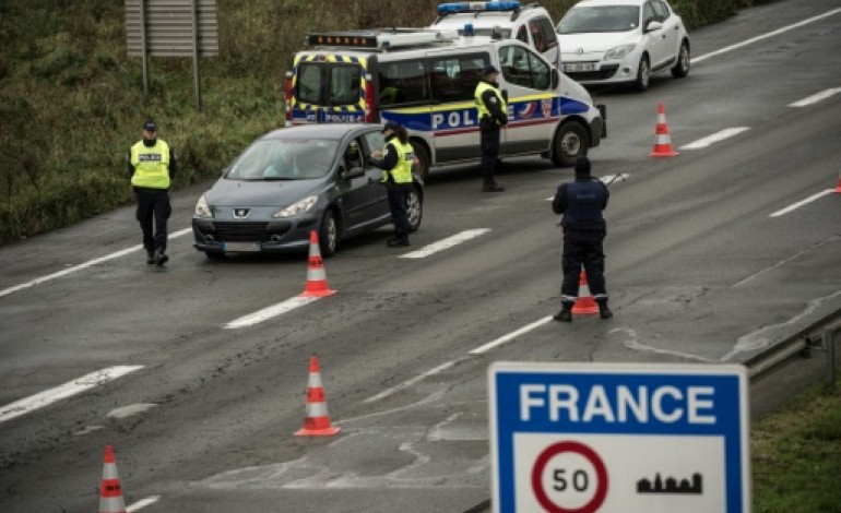 Paris (AFP). Attentats: la traque du huitième suspect se poursuit, hypothèse d'un autre fuyard pas exclue 