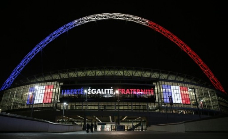 Londres (AFP). Amical Angleterre-France: l'émotion au coeur de Wembley   