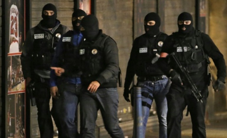 Saint-Denis (AFP). Attentats de Paris: assaut de la police à Saint-Denis, mort d'une femme kamikaze
