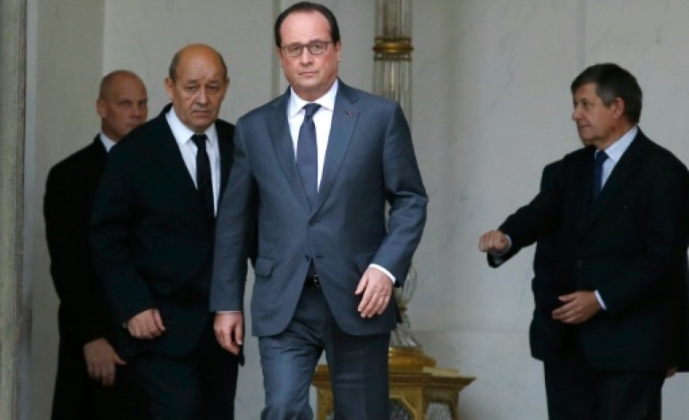 Hollande : les polices municipales pourront être équipées avec des armes du stock de la police