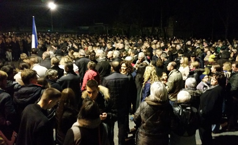 Hommage aux victimes des attentats de Paris : 1500 personnes à Flers
