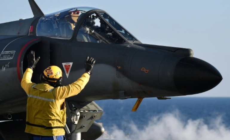 Paris (AFP). Syrie: le porte-avions Charles de Gaulle opérationnel dès lundi contre l'EI