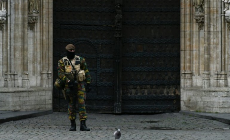 Bruxelles (AFP). Bruxelles toujours barricadée lundi face à une menace d'attentats imminente