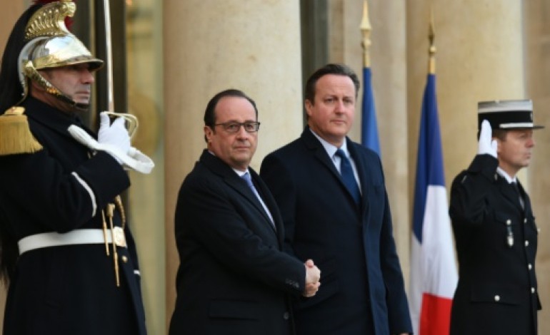 Paris (AFP). Attentats: Hollande et Cameron se recueillent au Bataclan 