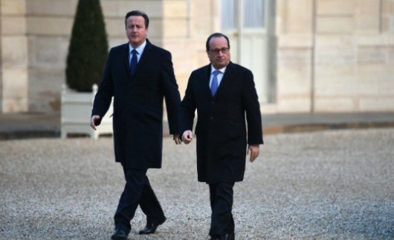 Paris (AFP). Attentats: Hollande et Cameron déposent une rose au Bataclan