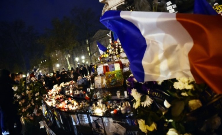 Paris (AFP). La France à l'heure des obsèques, Bruxelles ville-morte, Salah Abdeslam introuvable