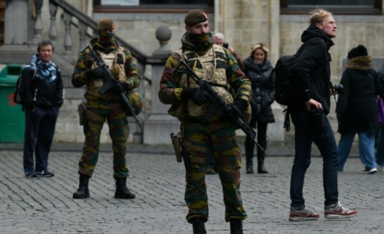 Bruxelles (AFP). Nouvelle inculpation et alerte maximale maintenue à Bruxelles, mais métro et écoles vont rouvrir