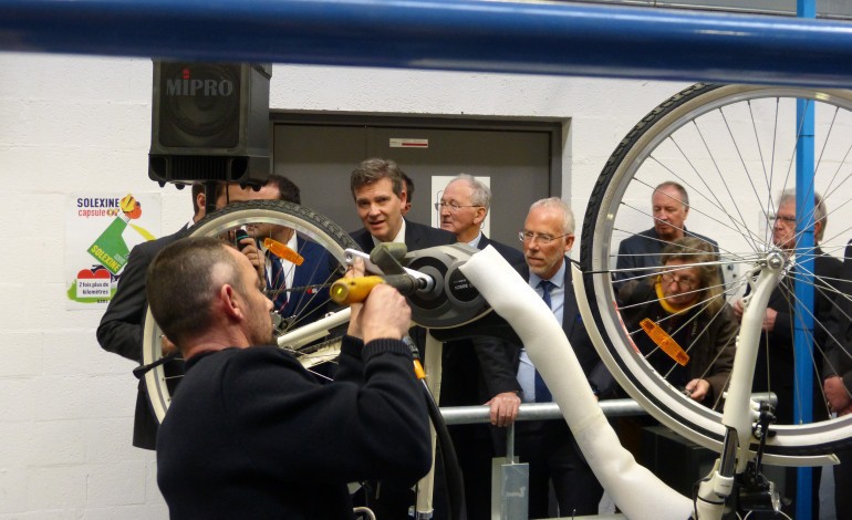Arnaud Montebourg inaugure l'usine de deux roues électriques Easybike à Saint-Lô