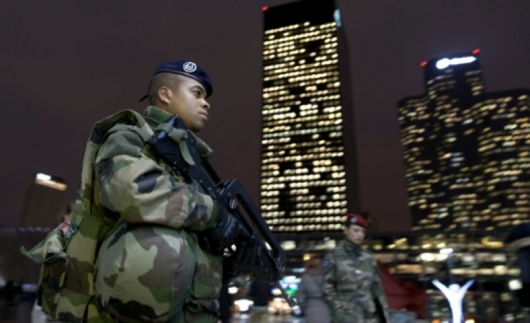 Paris (AFP). Attentats: deux kamikazes projetaient de se faire exploser à La Défense 