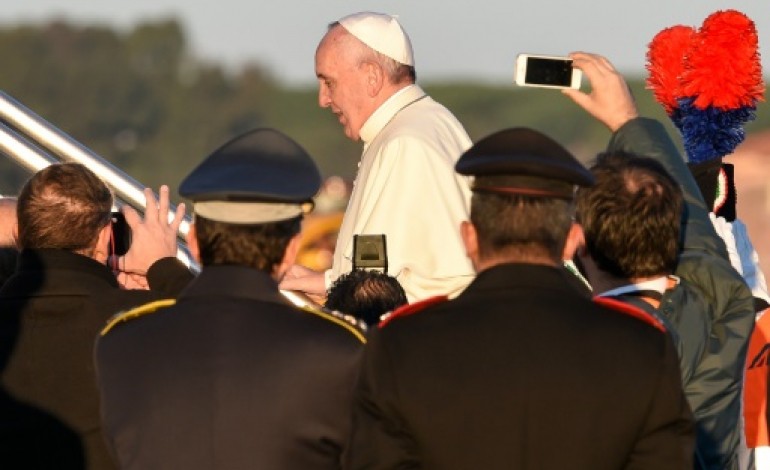 A bord de l'avion papal (AFP). Le pape part en Afrique apporter un message de paix et de justice sociale
