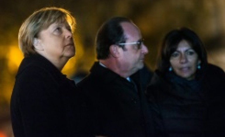 Paris (AFP). Merkel promet d'agir vite contre le terrorisme, en réponse à Hollande