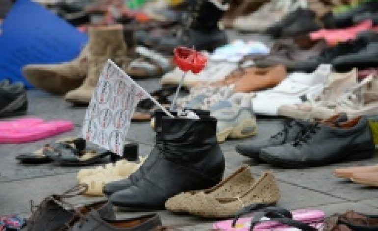 Paris (AFP). COP21: privés de marche à Paris, les manifestants recouvrent la place de la République de chaussures